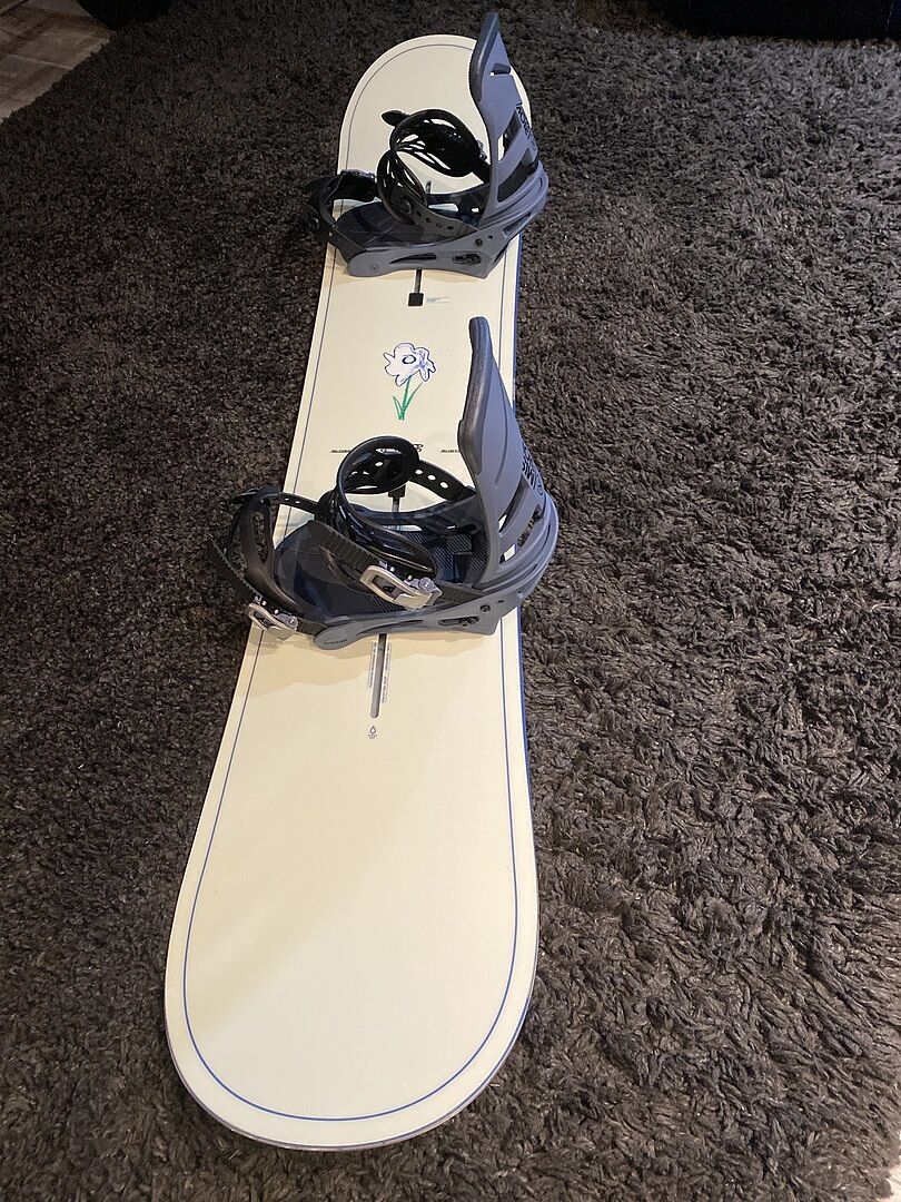 Burton Blossom Camber snowboard Dragon 155 true twin