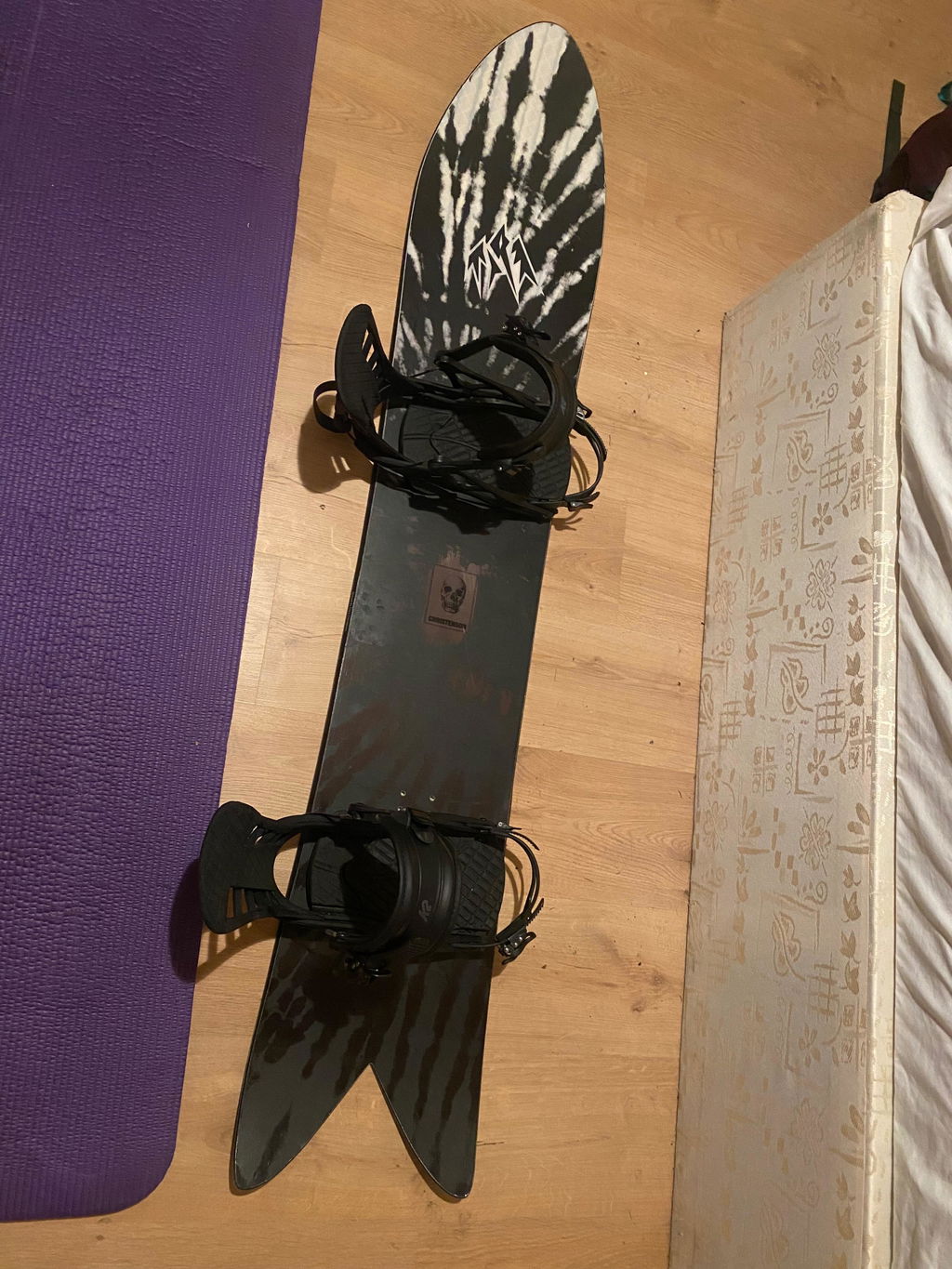 Jones Storm Wolf snowboard swallowtail